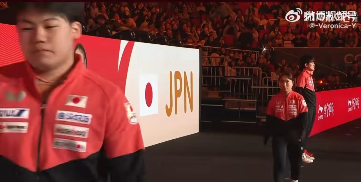 今晚混团赛发生一段小插曲。当日本队站在场边等主持人念名字进场时，主持人把所有运