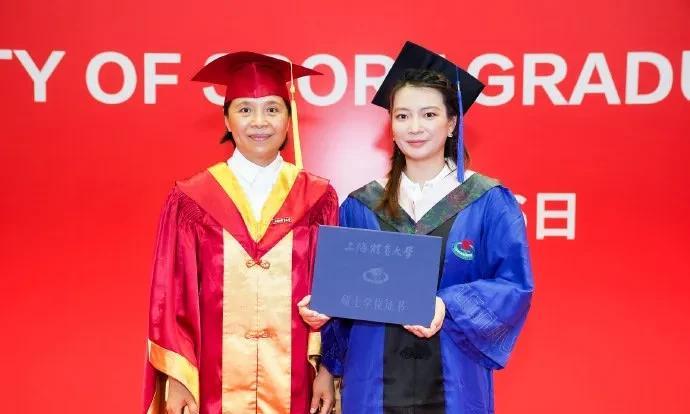 奥运冠军黄雅琼硕士毕业，真是学业事业两不误。奥运冠军有了，现在硕士学位也有了，以