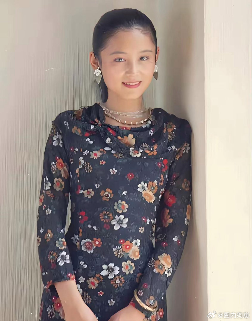 陈红年轻时这张照片真的美到极致！淡妆素裹、不刻意装扮，清秀端庄又温婉大气，妥妥惊