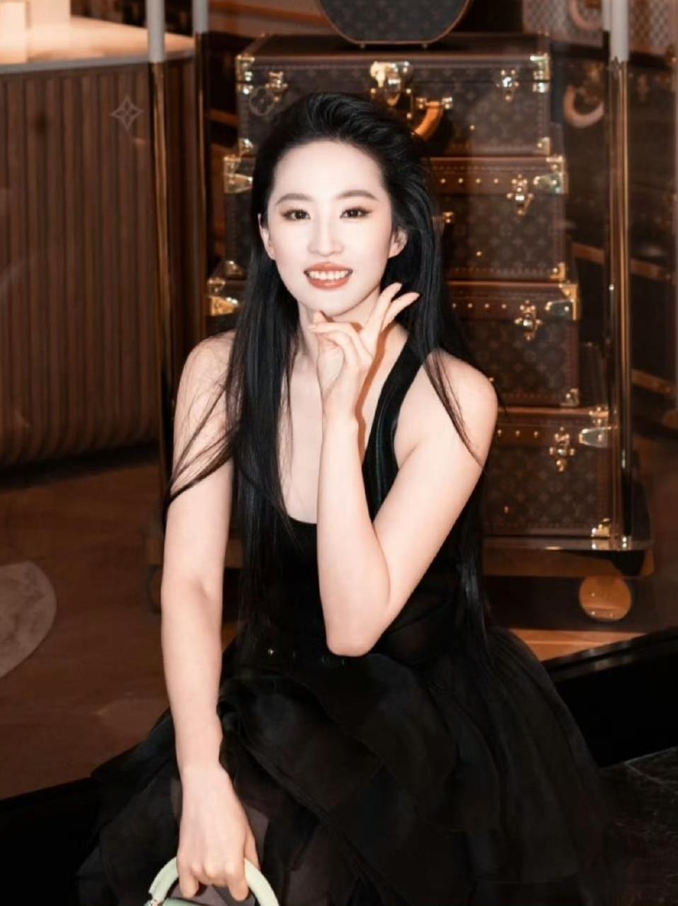 没去就没去这有什么事因为官方只发了26号参加晚宴的行程并没有说要参加今晚