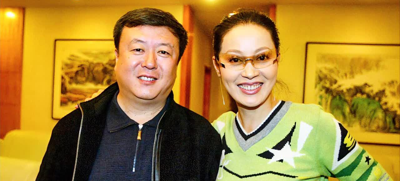 知名导演尤小刚的家庭关系如下：一、父母：父亲赵树民是南下干部，后成为著名宪法