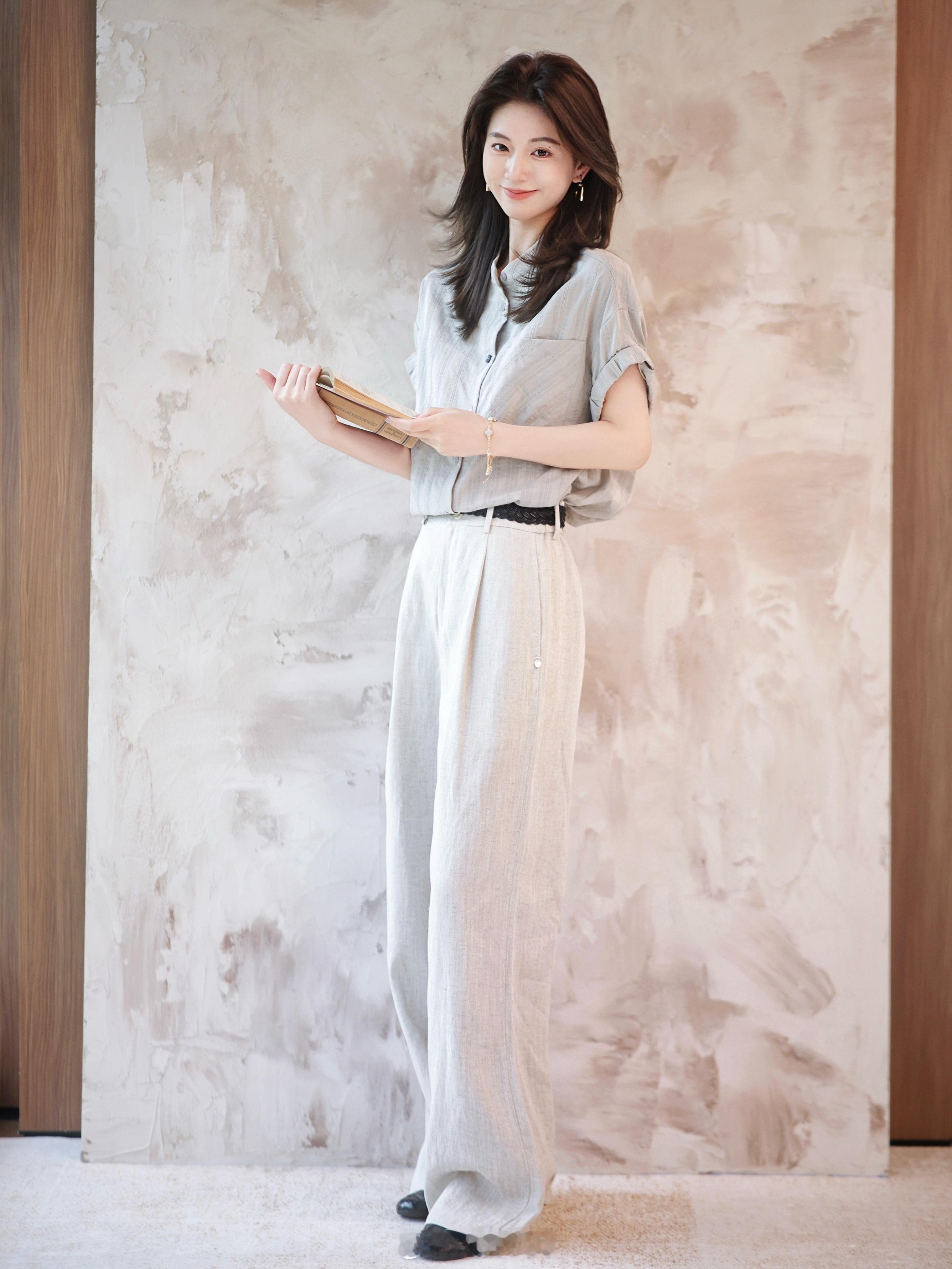 今日是知识分子之编辑部穿搭look21MM丝棉衬衫立体条纹肌理简单又不单调很