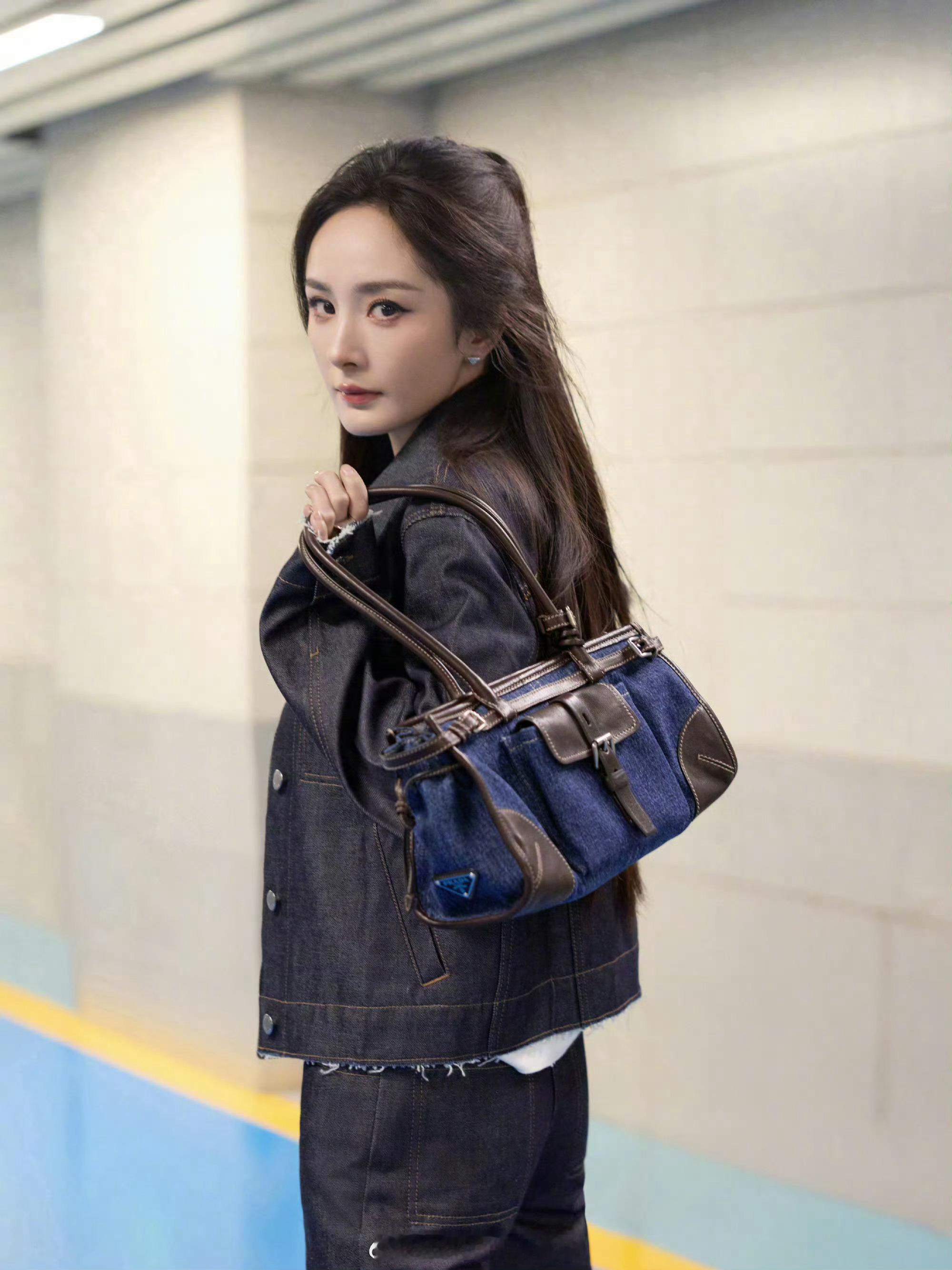 杨幂柳智敏Prada撞衫同款不同味，一裤一裙两种气场。杨幂干练御姐，柳智敏甜酷灵