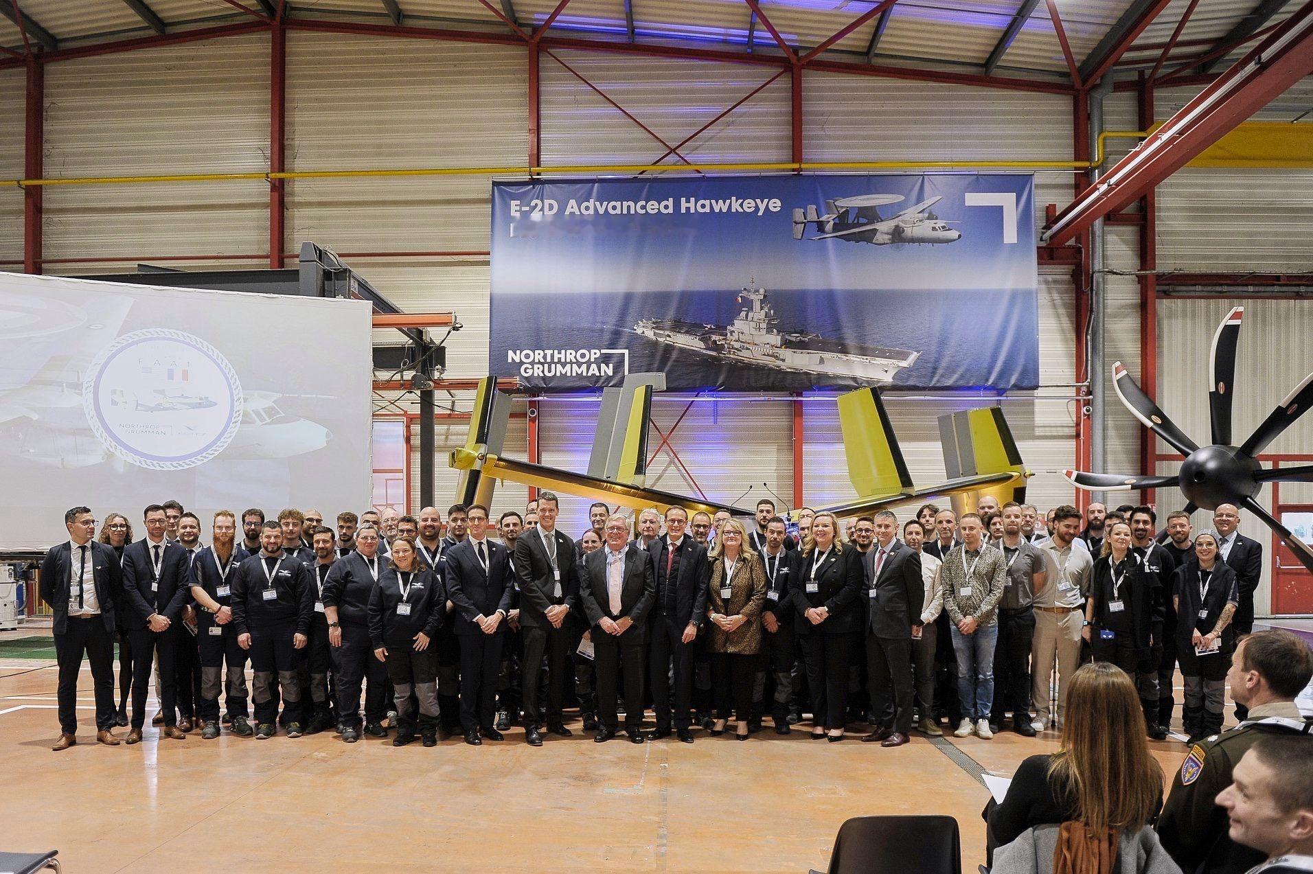 法国首架E-2D“先进鹰眼”预警机的垂直尾翼交付，法国一共采购了三架E-2D，该