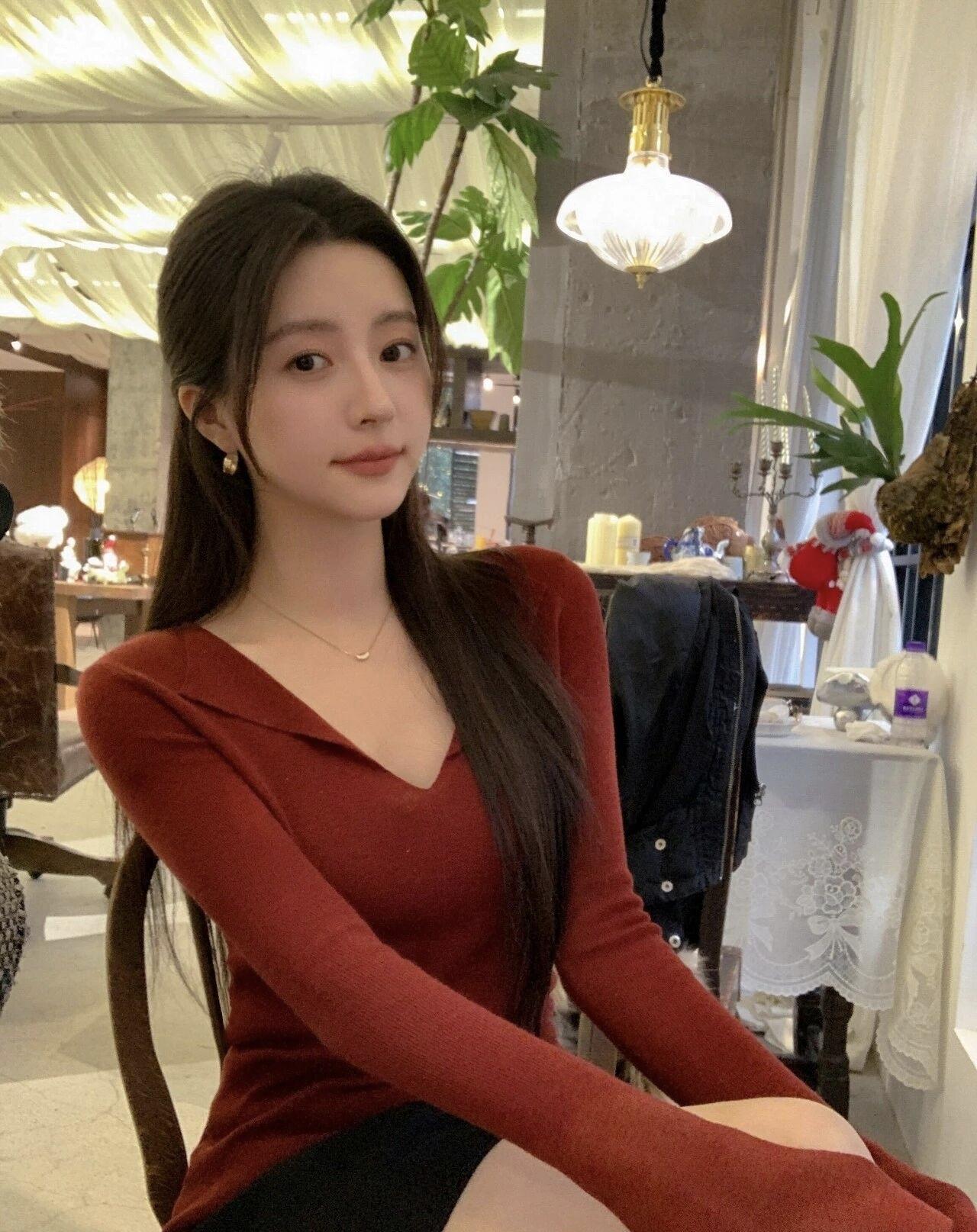 红衫配暖光，慵懒的氛围感拉满～