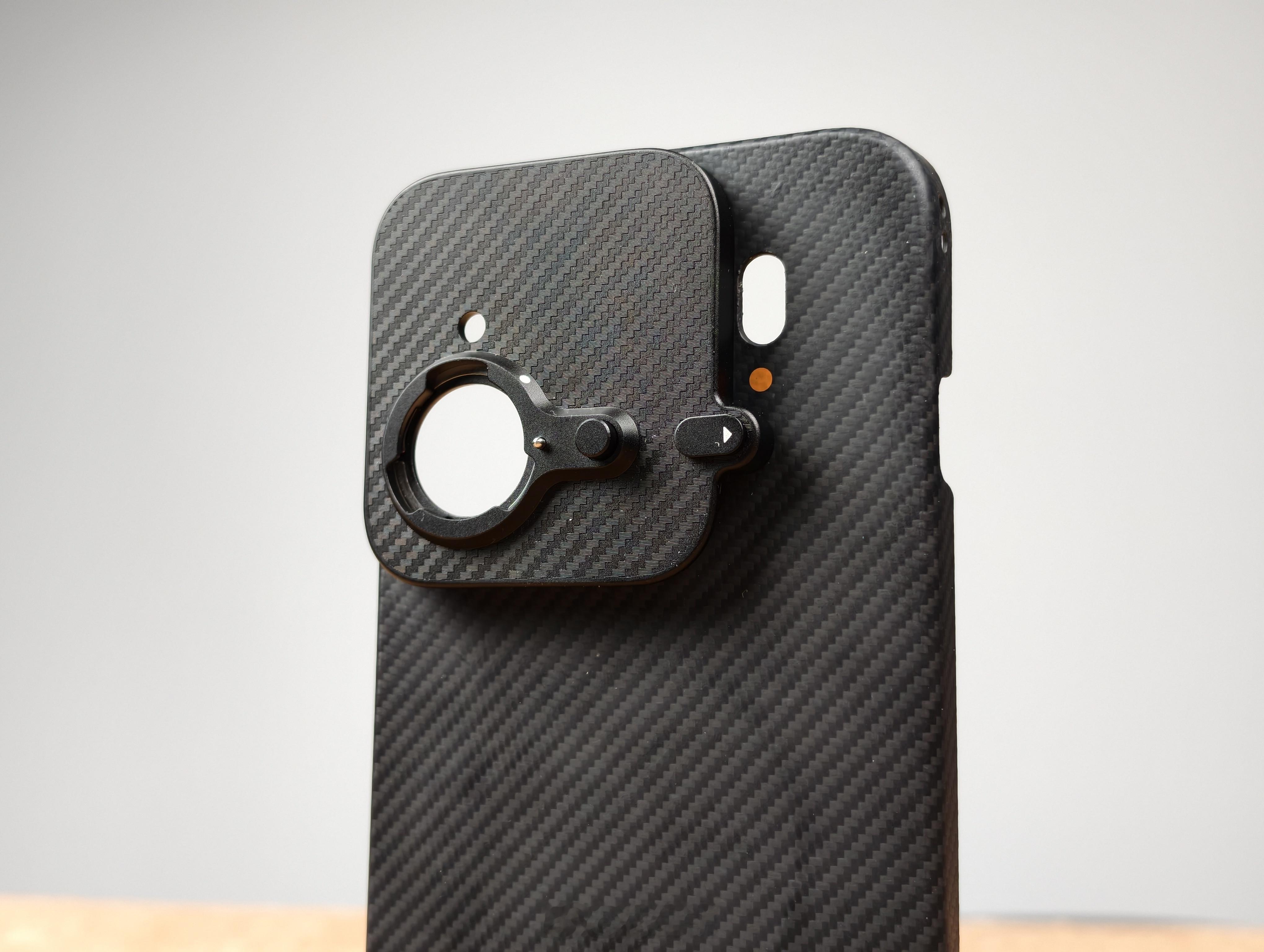 OPPOFindX9Pro的增距镜是靠一个滑块Deco固定上去的，这种结构