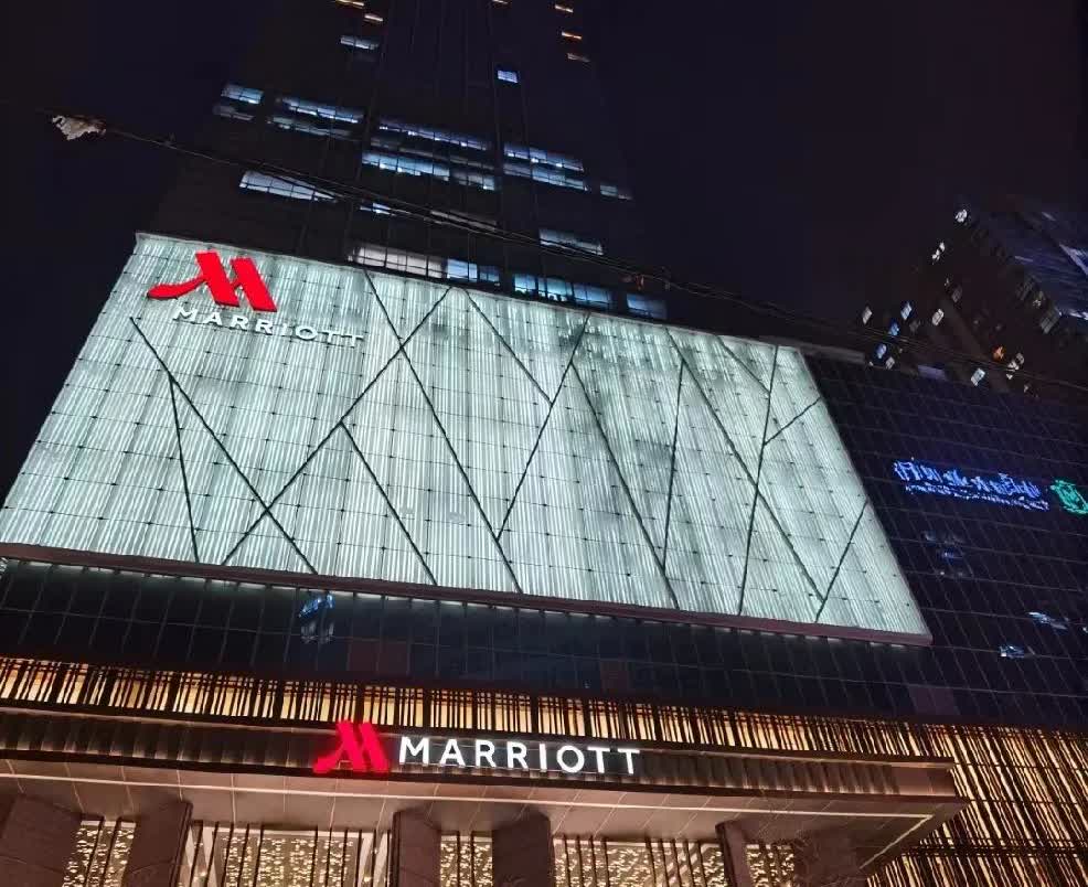 一觉醒来经常住酒店的小伙伴都不淡定了！肖先生入住酒店，半夜房门突然被刷开