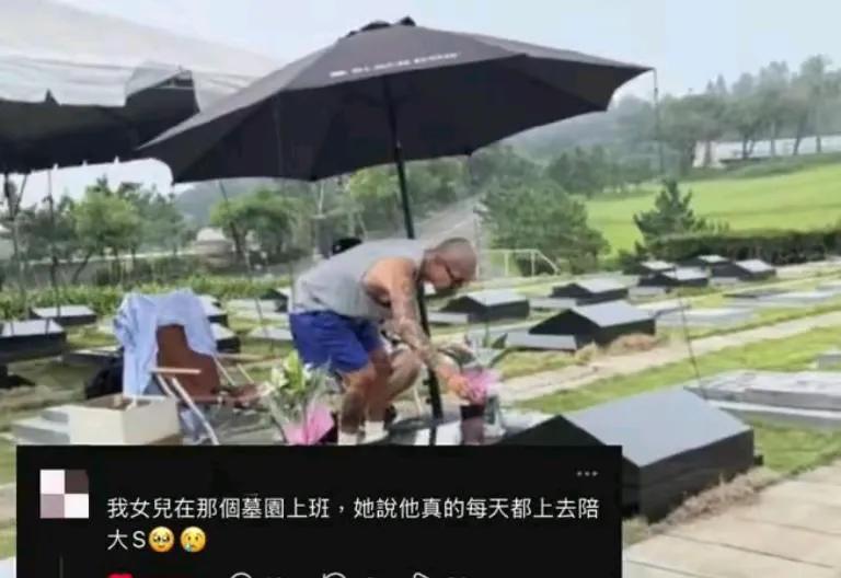 光头几乎每天都泡在墓地，一待就是一整天，神情哀伤得不行。墓碑前摆着碗筷吃泡面，