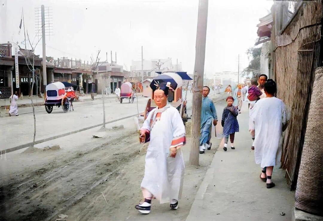 清朝末年，一些颓废的北京街头