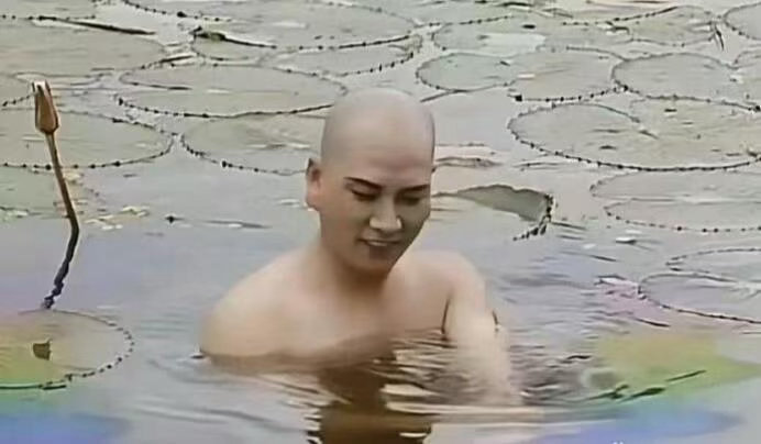 才发现西游记唐僧穿的是衬衫衬衫不是事，当年拍西游记的时候，唐僧洗澡为拍出佛光的感