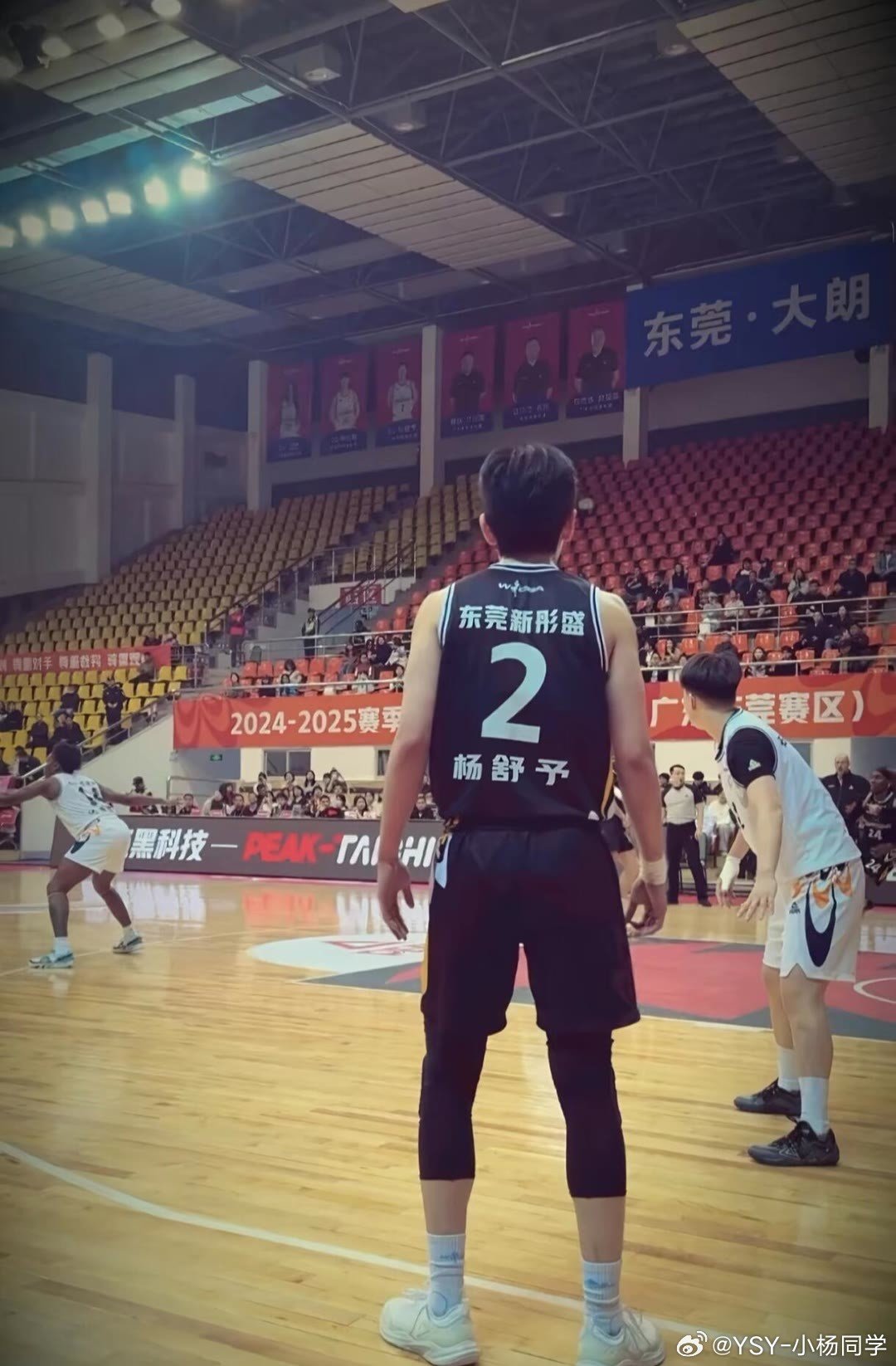 #杨舒予#比起你的眼睛我更熟悉你的背影.​