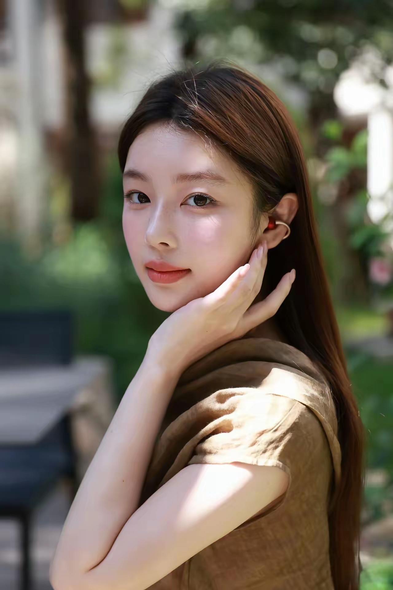 怀揣真诚，与欲望周旋，与财富为友，但不以财富为首。就这样过一生便也觉得平和安逸了