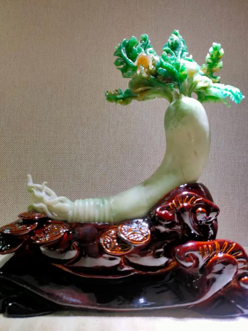 独山玉作为中国四大名玉之一，被低估了足足7000年。早在新石器时代晚期，南阳黄山