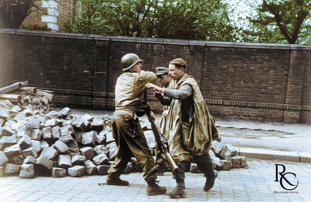 这是著名战地记者罗伯特·卡帕在德国莱比锡拍摄的一系列标志性照片中的一张，照片显示