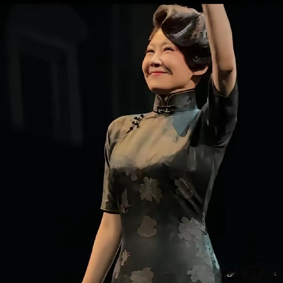 这脸面部浮肿得厉害，眼睛都快被挤成一条缝了，跟睁不开似的。许晴这是跟摄影师结下