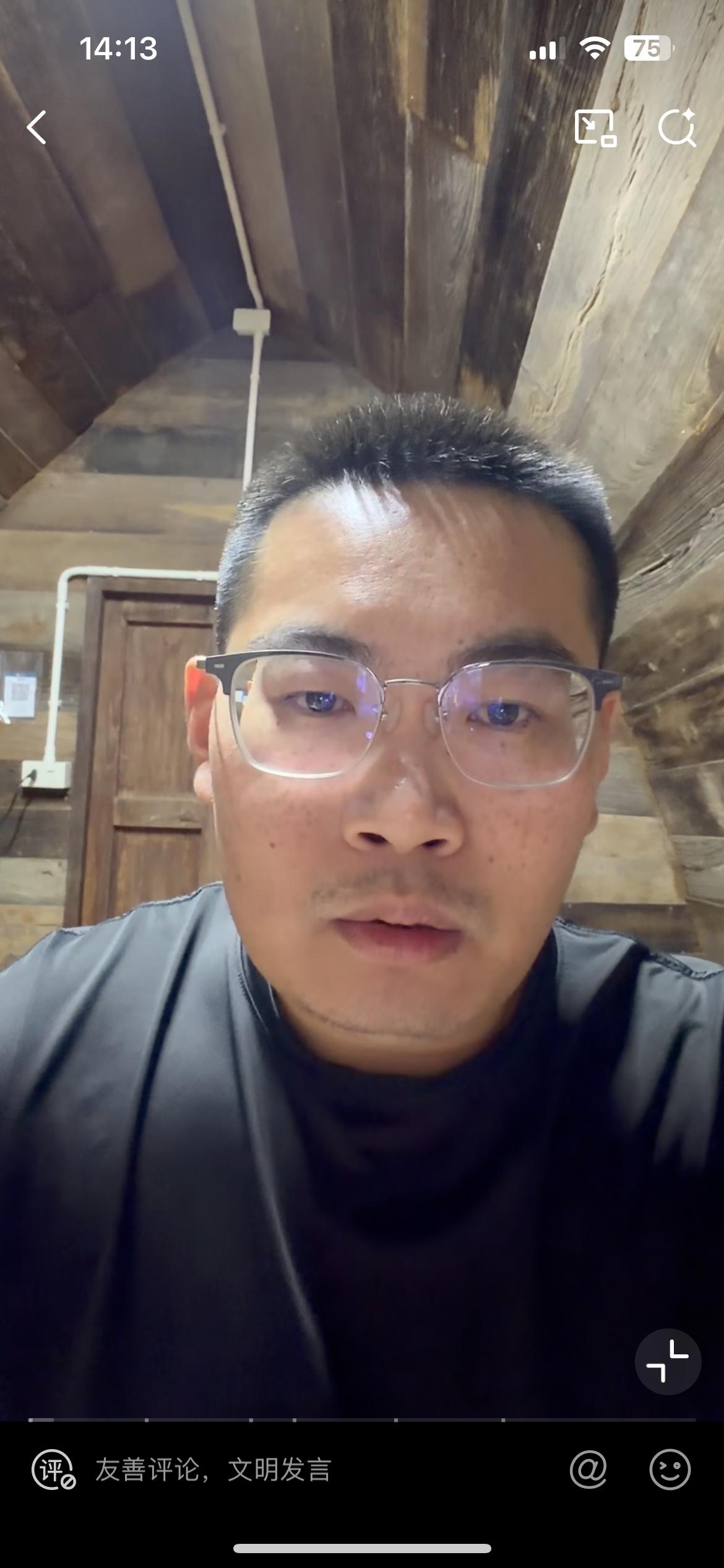 这个中国男子dq泰国老婆带着孩子跑了，现在求助无门。他在泰国曼谷做生意，娶了一个