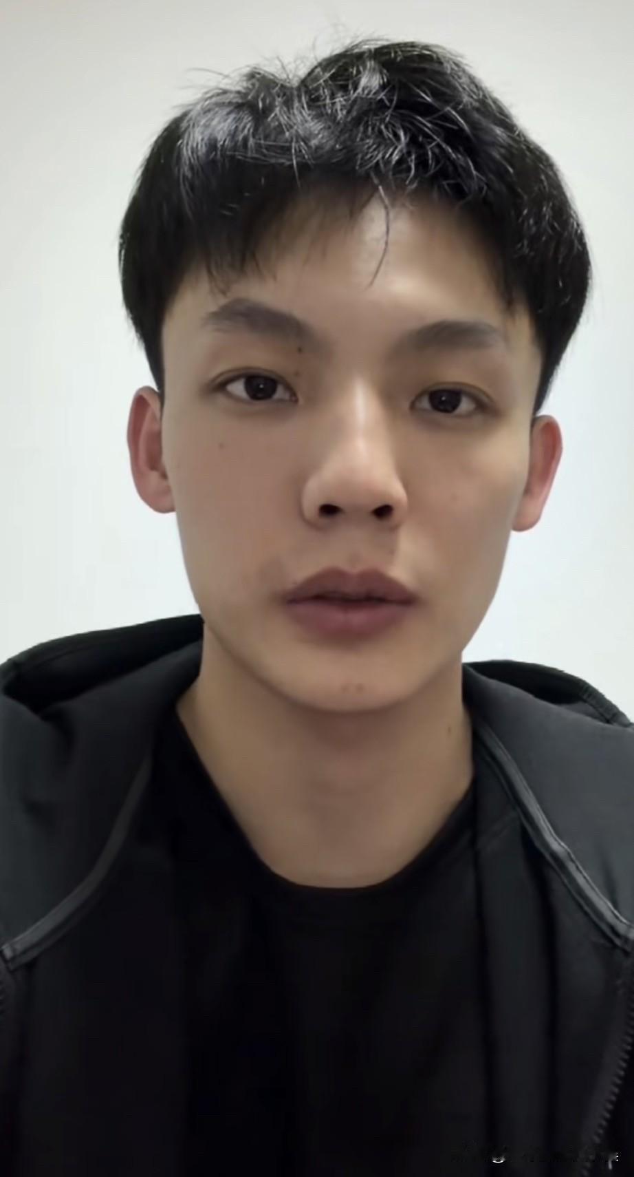 媒体人：“这次集训徐杰很有机会进入最终大名单，因为去年年初也是对阵日本队，他的三