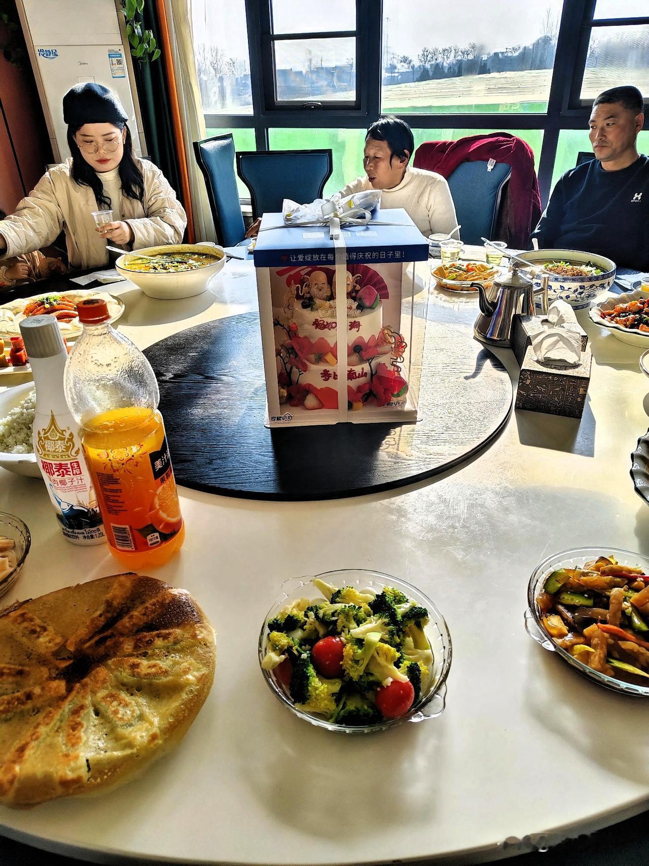 新的一年想多陪陪老爸老妈，这才是最踏实的温暖。不用刻意安排多隆重的行程，一起逛逛