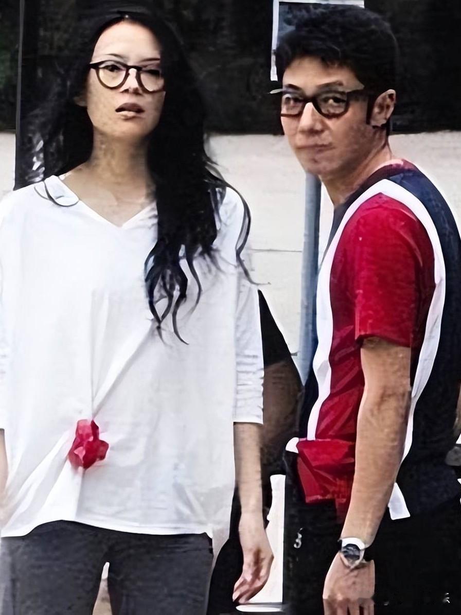 看来，撒贝宁和章子怡分手太明智了。要不然离婚的可能就是他了。虽然很般配，但