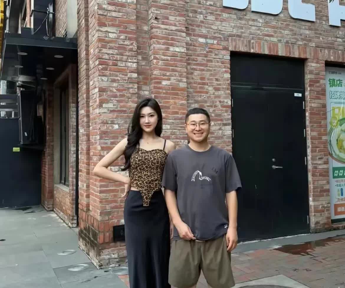 安徽，有一名女子回老家看望父母，刚回到村口，看到邻居大哥跟新婚妻子站在村口，夫妻