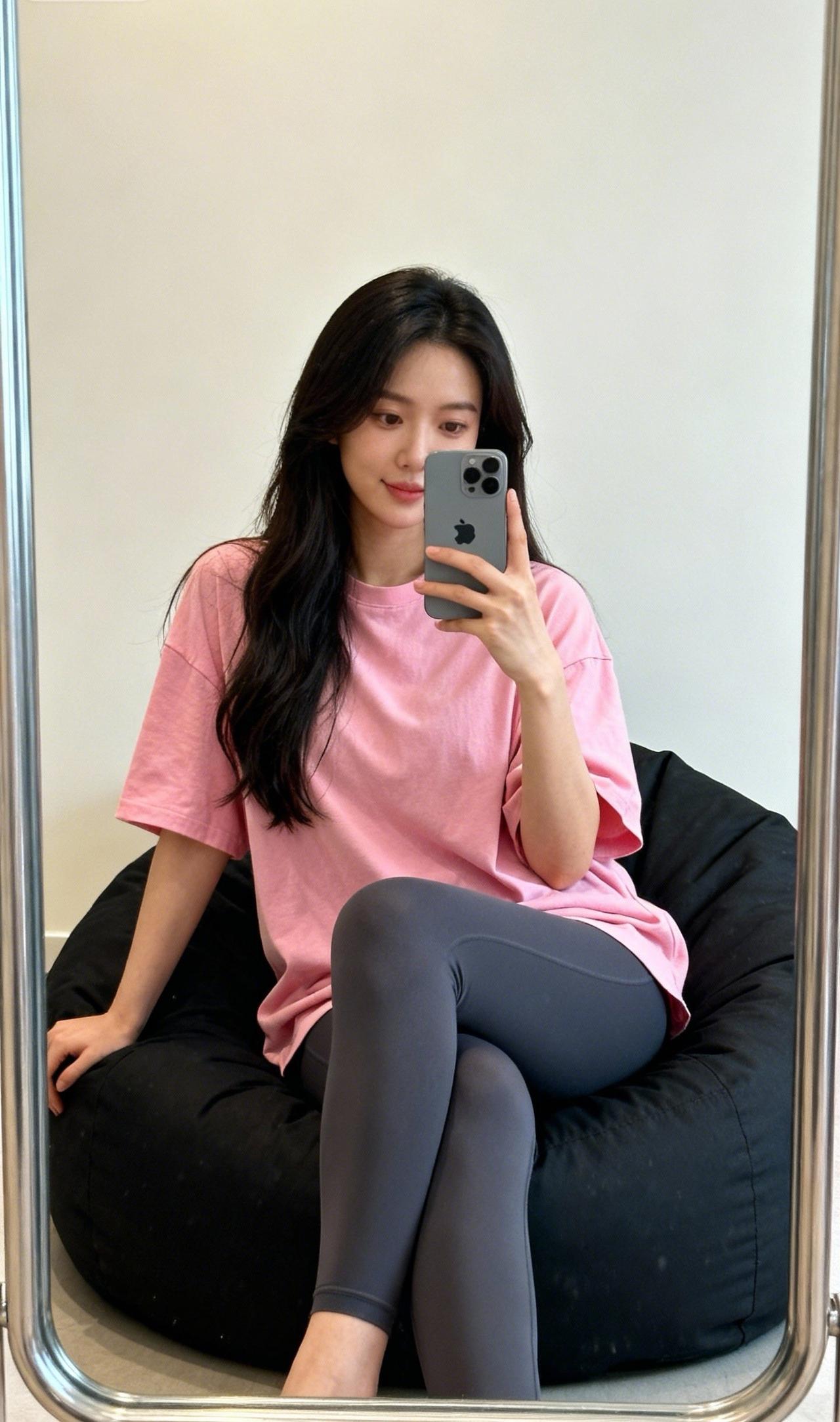 她坐在豆袋椅上自拍。甜系自拍写真漂亮的小姐姐，大长腿