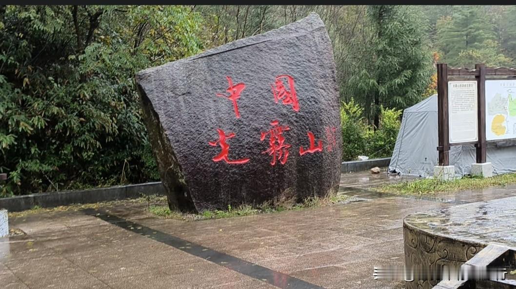 一人一车闯天涯，床车为家灶为伴，把寻常日子过成旅行里的诗。自驾在