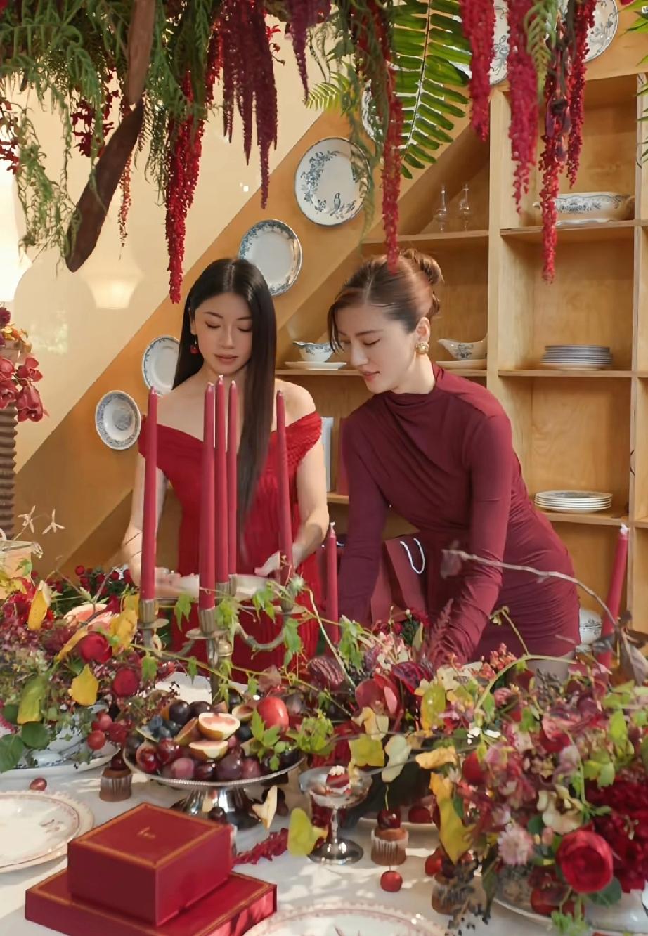 吴千语和闺蜜程晓玥合体开派对，两人请了几位好友一起，现场布置得很有圣诞氛围感。挺