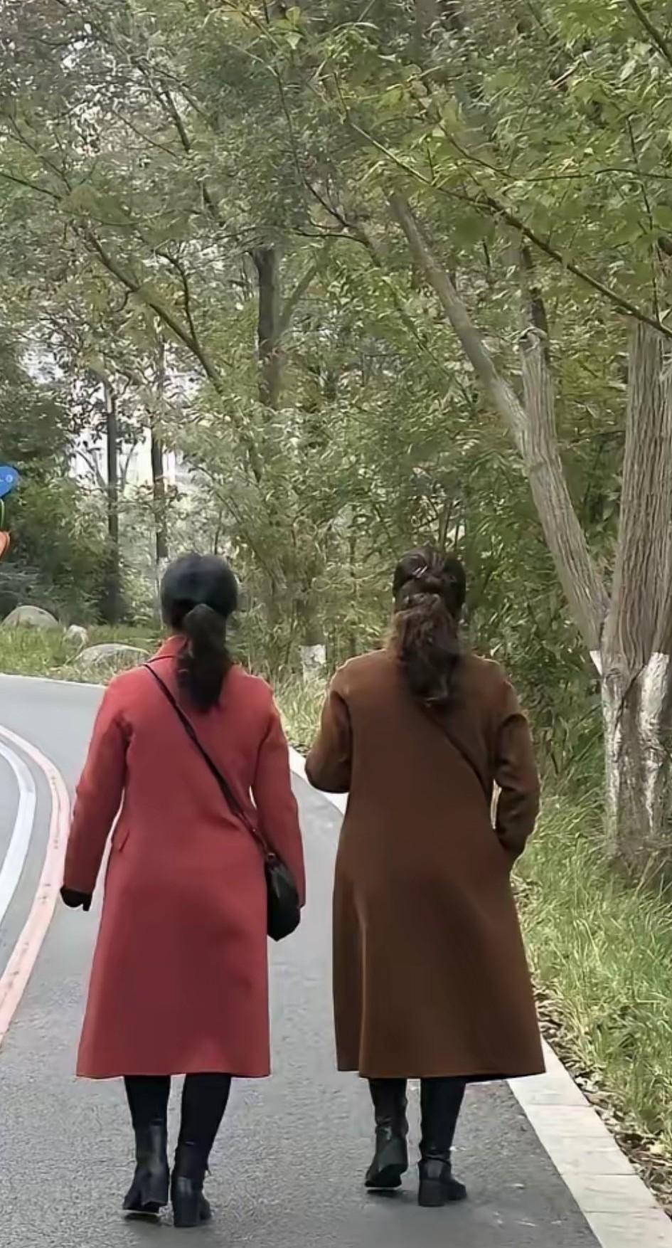 办公室的两位同事的穿衣风格真的不敢苟同，她们身高都只有150厘米左右，四五十岁的