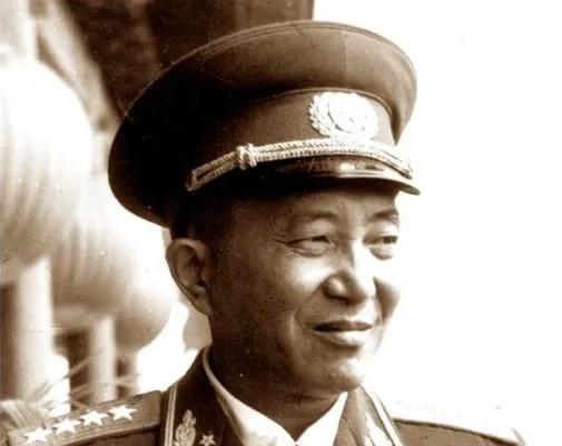1966年3月18日，60岁的罗瑞卿将军从3楼纵身跳下，当场血流不止。消息传出，