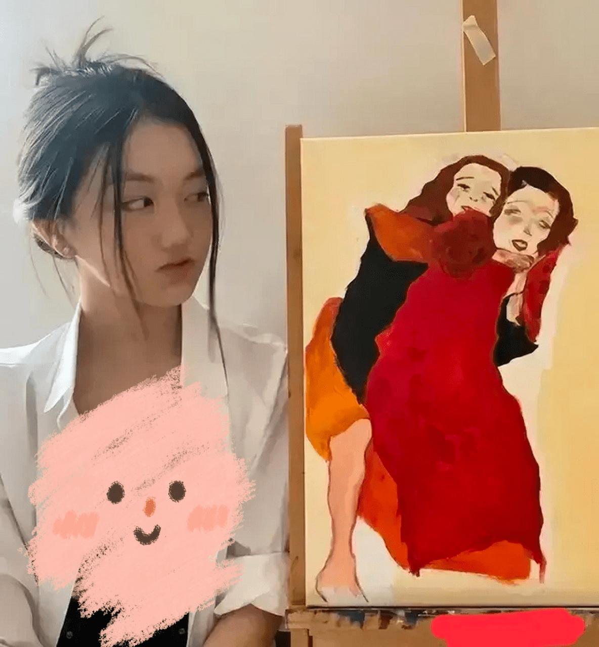 李嫣与她的画作，妈妈会唱歌她会画画，母女俩的艺术细胞杠杠的。