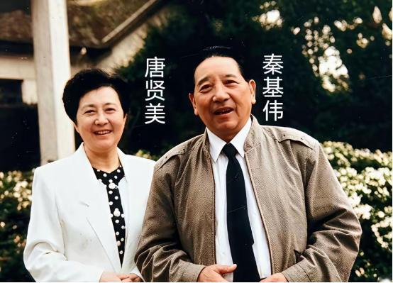 1953年的全国英模报告会，39岁的秦基伟遇见了24岁的唐贤美。一个是刚从抗美援