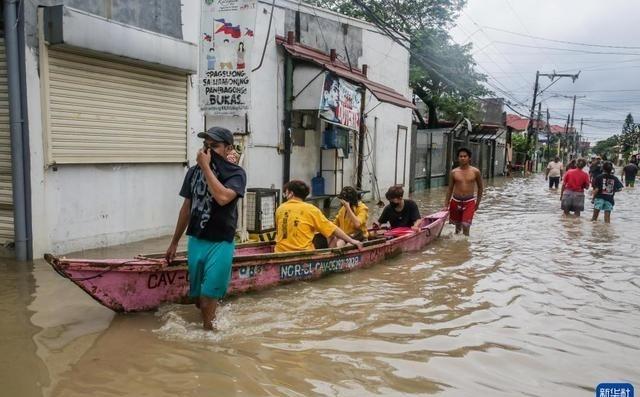 让菲律宾民众无法接受的是，面对国内的洪灾、台风，菲国内多人没吃没住，马科斯做的不