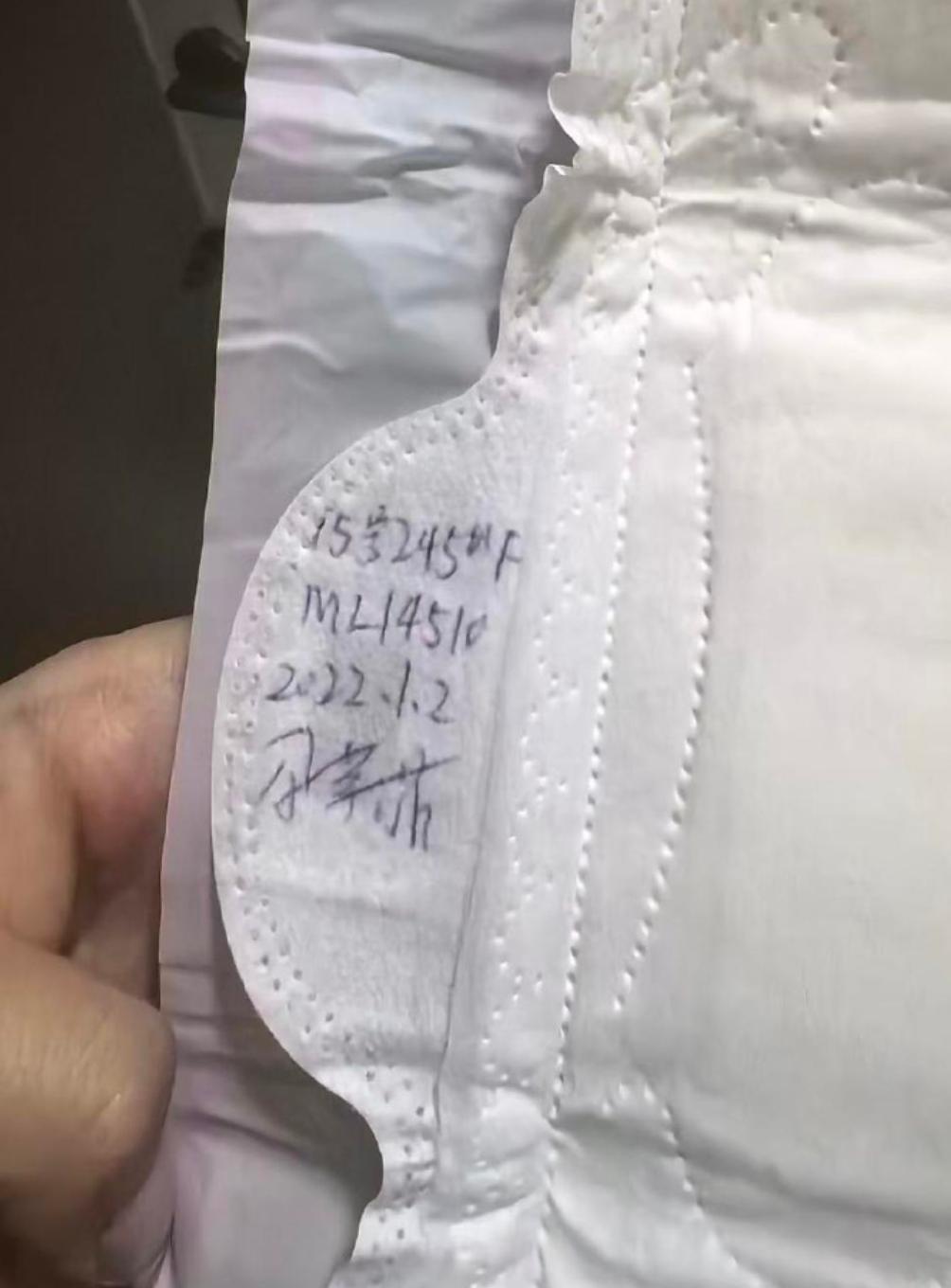 近日，海南的一名大学生小雷因身体原因需吃药调理，这期间每天都要使用卫生巾，因此她