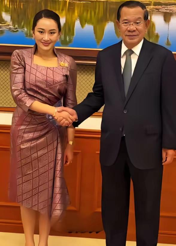 洪森是柬埔寨备受尊敬的领导人，他为柬埔寨的和平、稳定与发展作出了卓越贡献。在他的