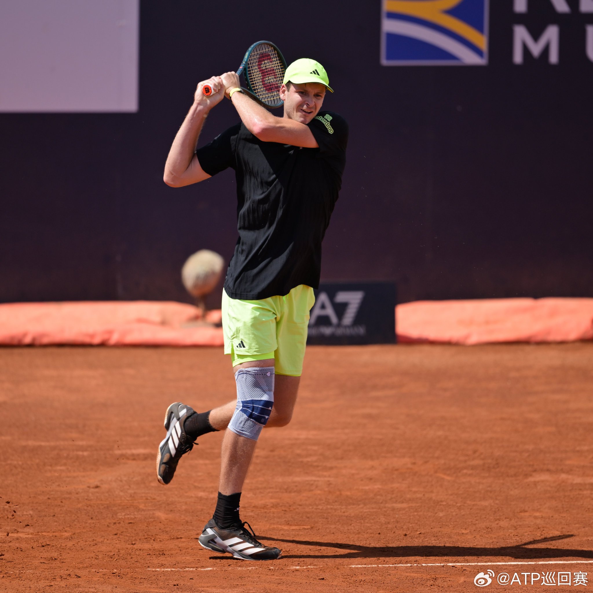 胡尔卡奇淘汰门希克💎ATP1000罗马大师赛第四轮，30号种子胡尔卡奇7-