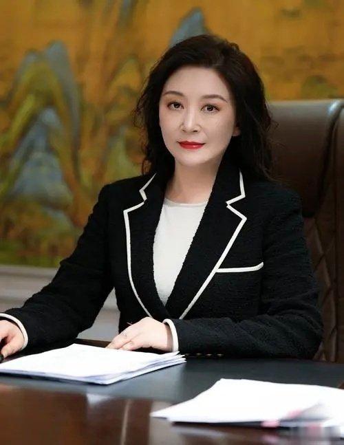 彭静律师很有气质，像影视剧里的女强人。[并不简单]​