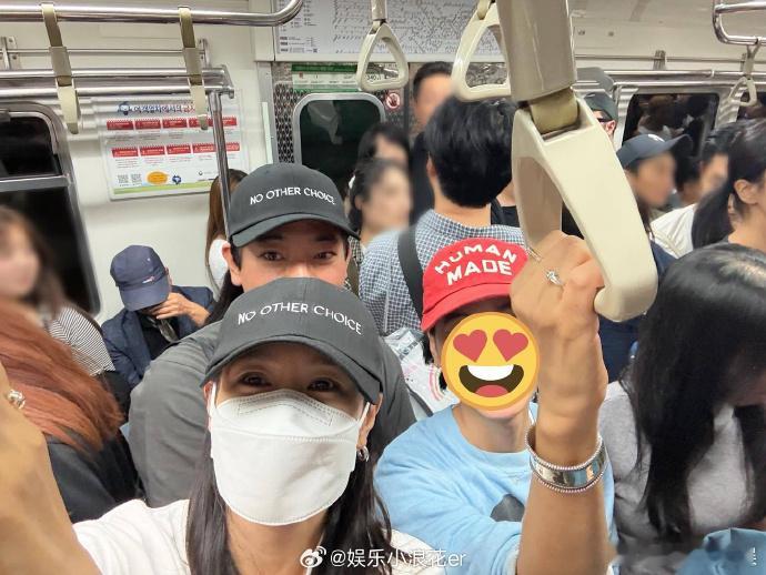孙艺珍下班挤地铁孙艺珍在参加完《无可奈何》宣传活动后，因首尔世界烟花节人流拥挤