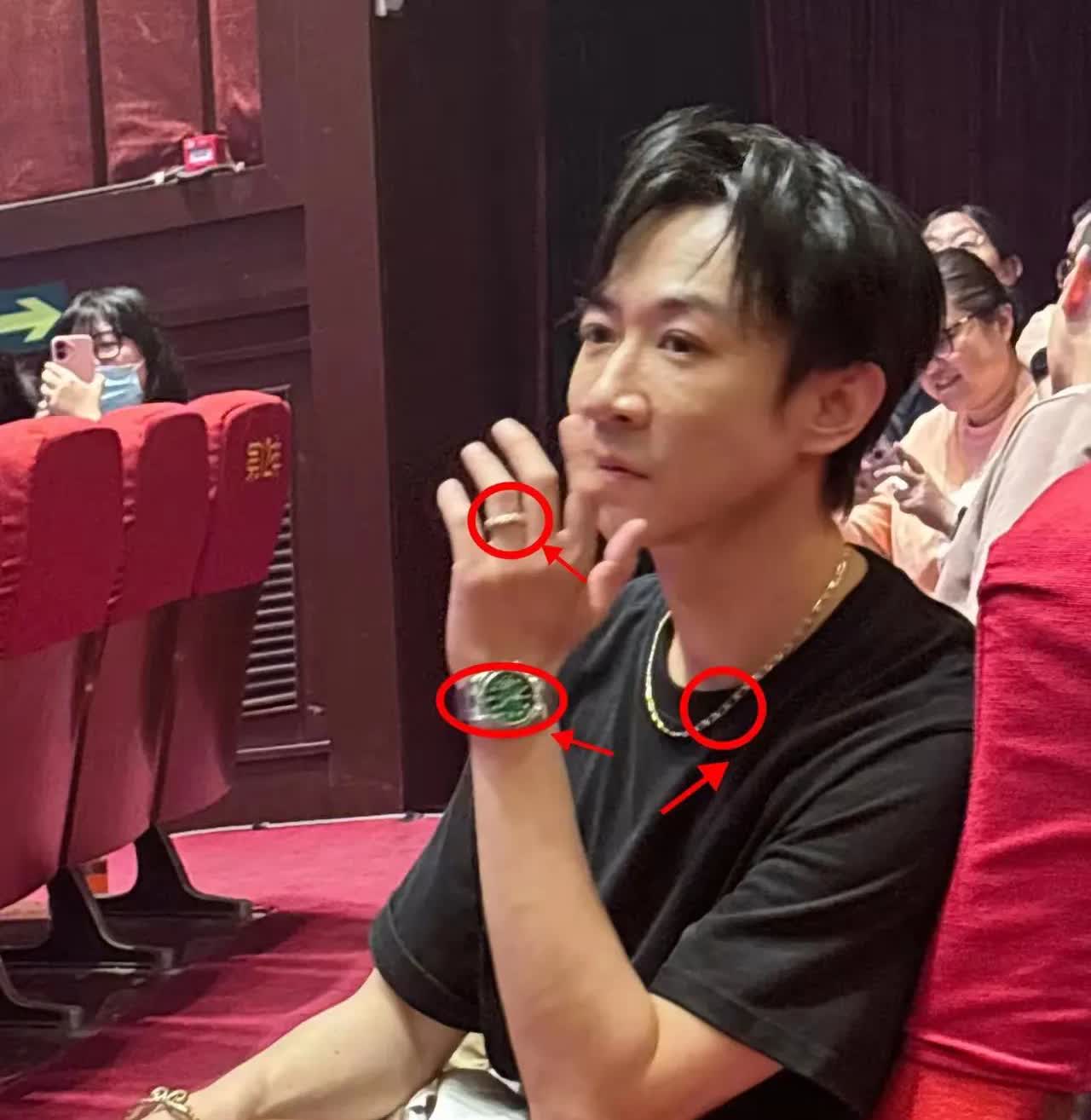 别再替董璇委屈了，她根本不需要！ 不信你看张维伊身上佩戴的装饰，在座各位
