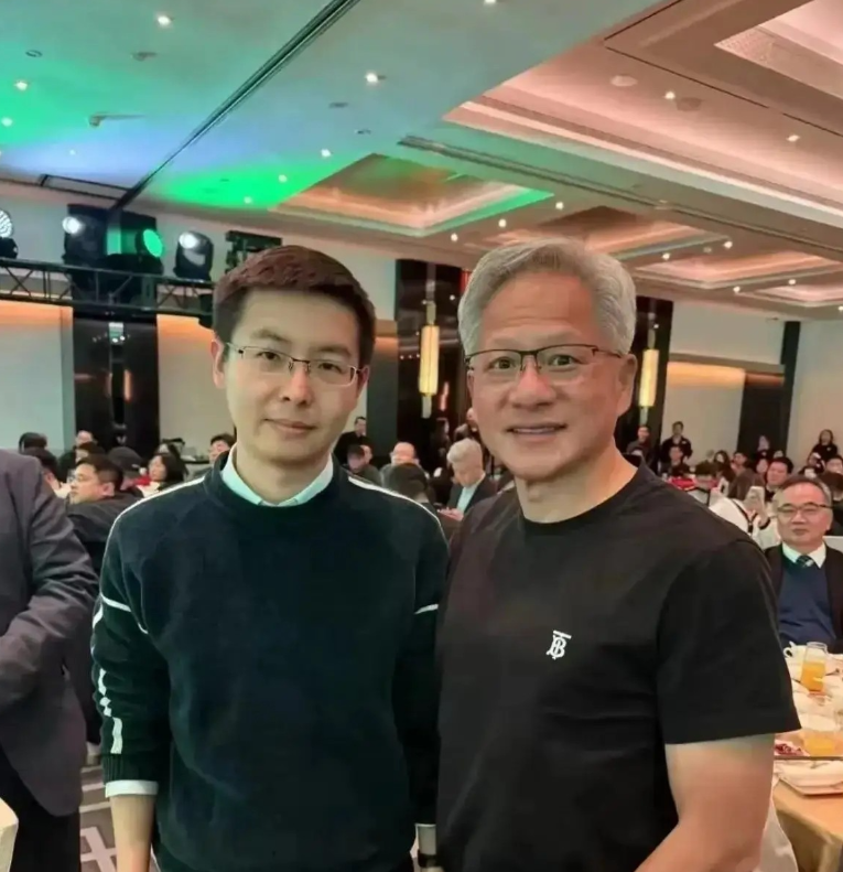 老黄这回是真学聪明了！芯片不让卖，干脆换赛道——借宇树的壳做机器人，直接扎根中国