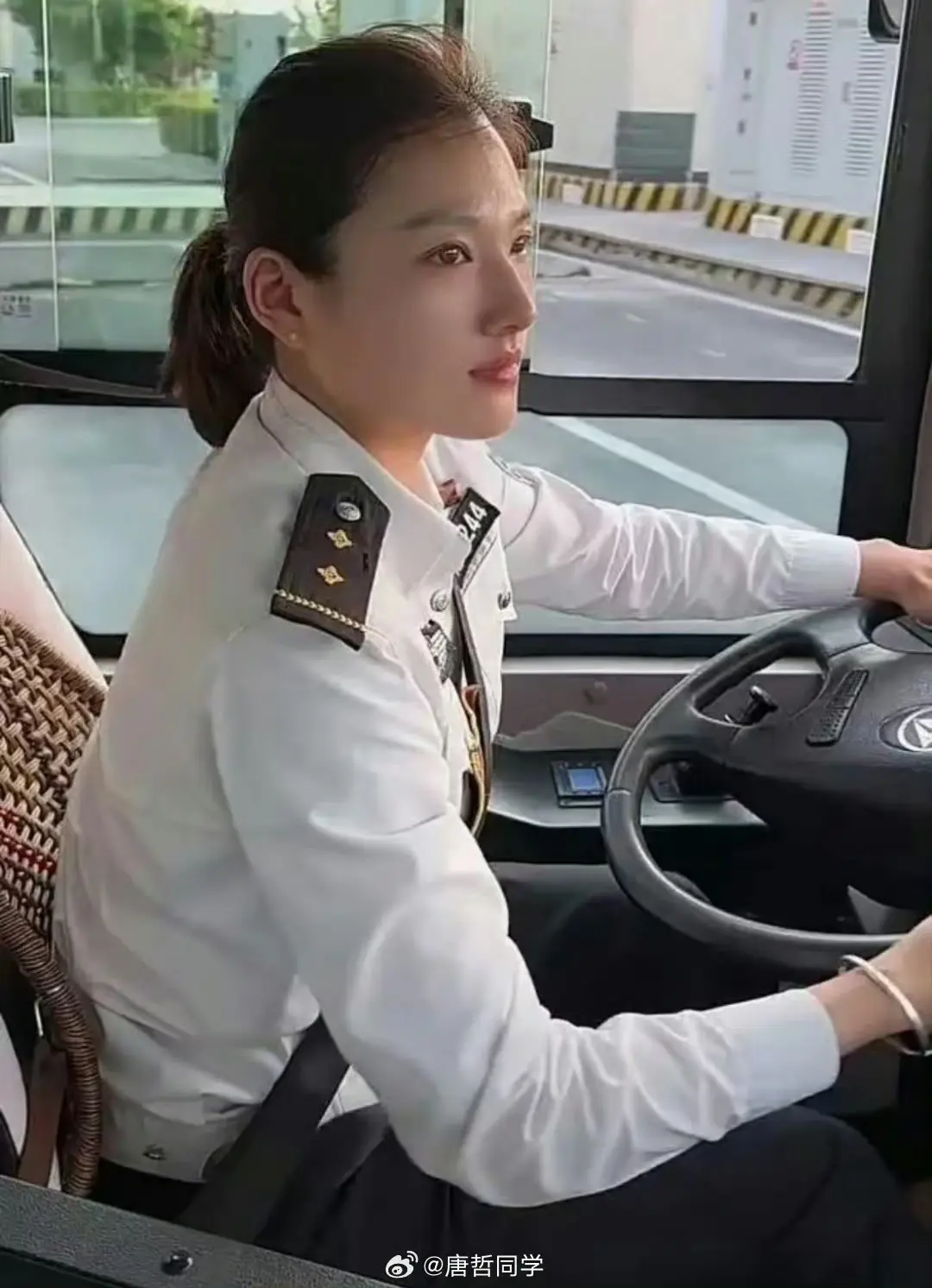 如果是你的女儿，你愿意让她开公交还是开直播？