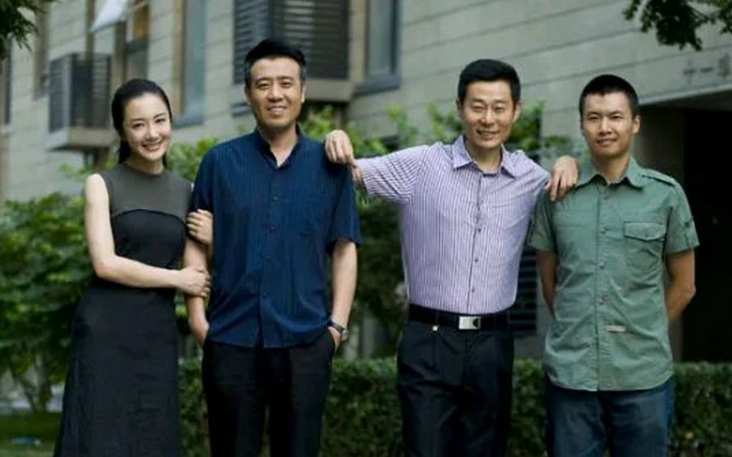 四位演员的早期合影，双手插兜的于和伟我认识，另外三位演员就不知道叫什么名字了，你