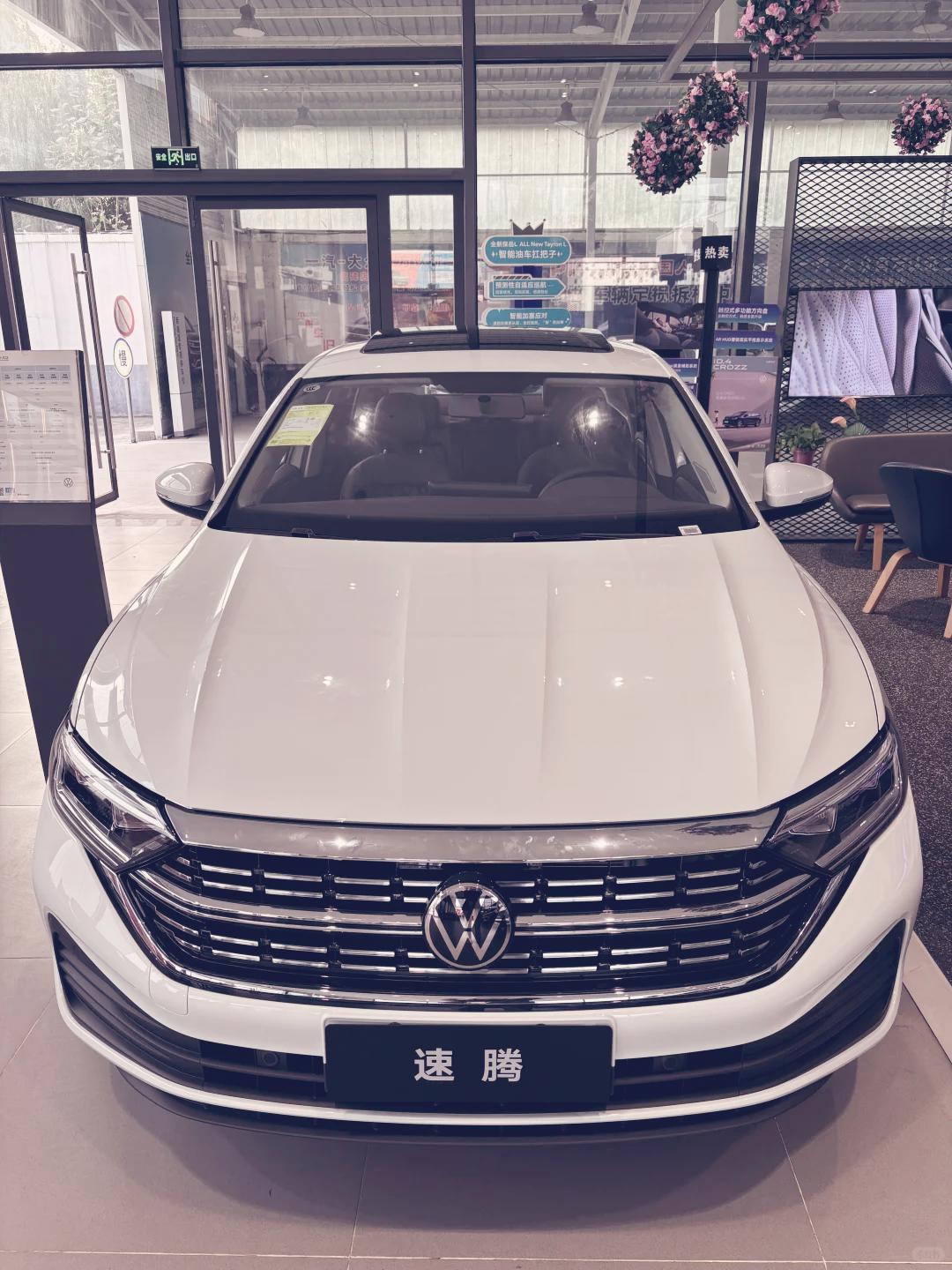 小张盼了一个月，终于在上周末提到了冰川白速腾，以前看到别人有车，心里总想着自己有