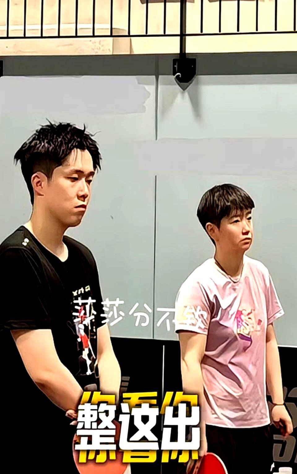 两个刚捧起双冠奖杯的世界第一，此刻正贴着训练馆白墙老老实实罚站。刘国梁黑着脸，把