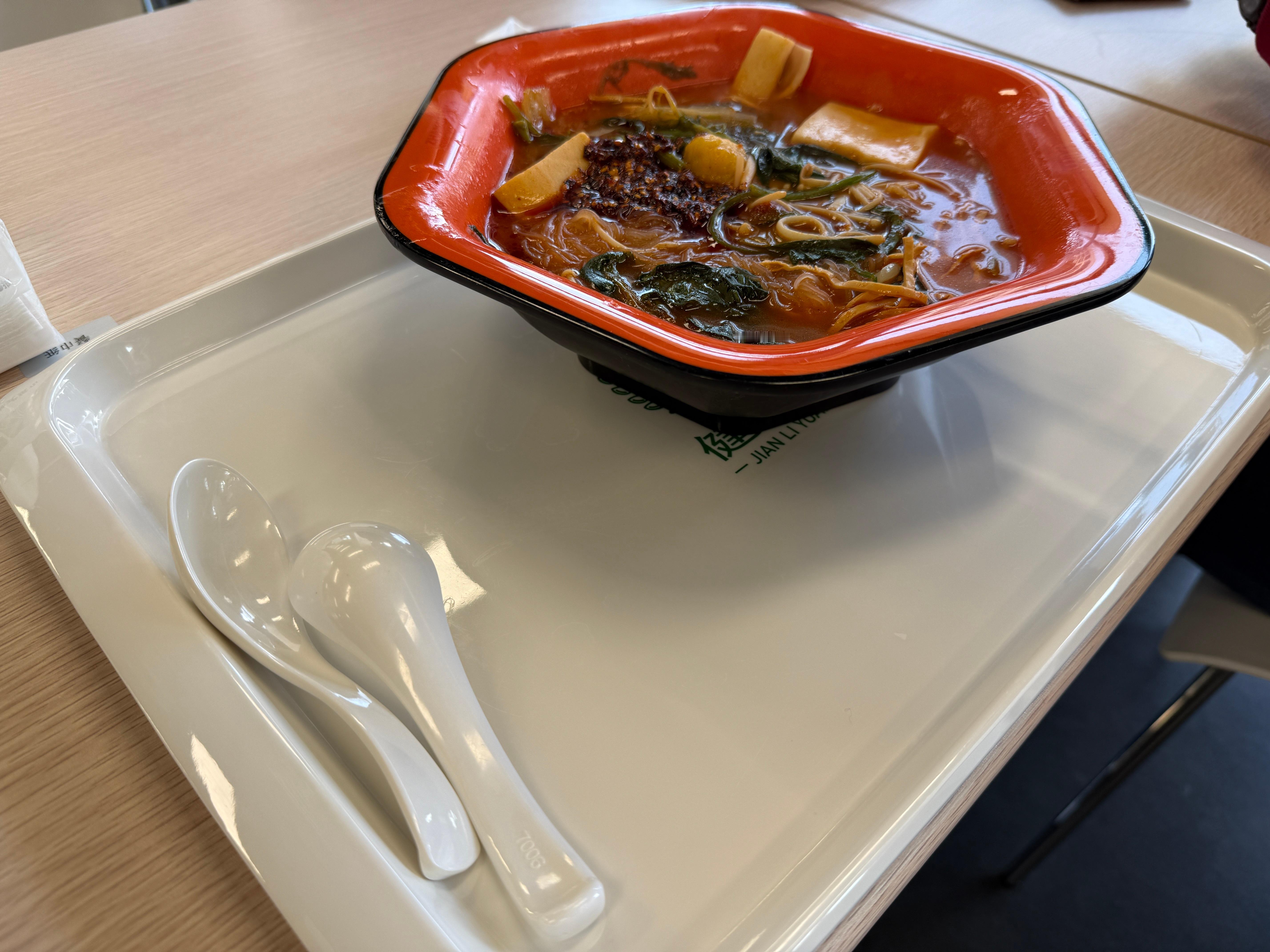 看出来确实是不想上班吃麻辣烫拿了两个勺子🥄没拿筷子🥢脑瓜子还没开机🧠