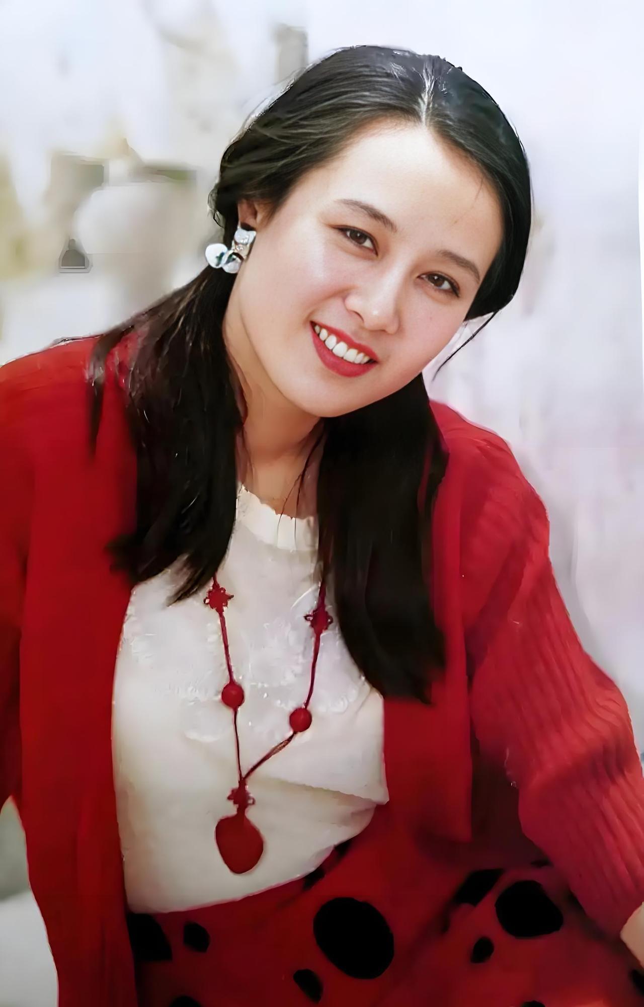 #老照片#有谁知道，眼前的靓女，她是谁？其相貌出众，明眸皓齿，演技精湛，是八十