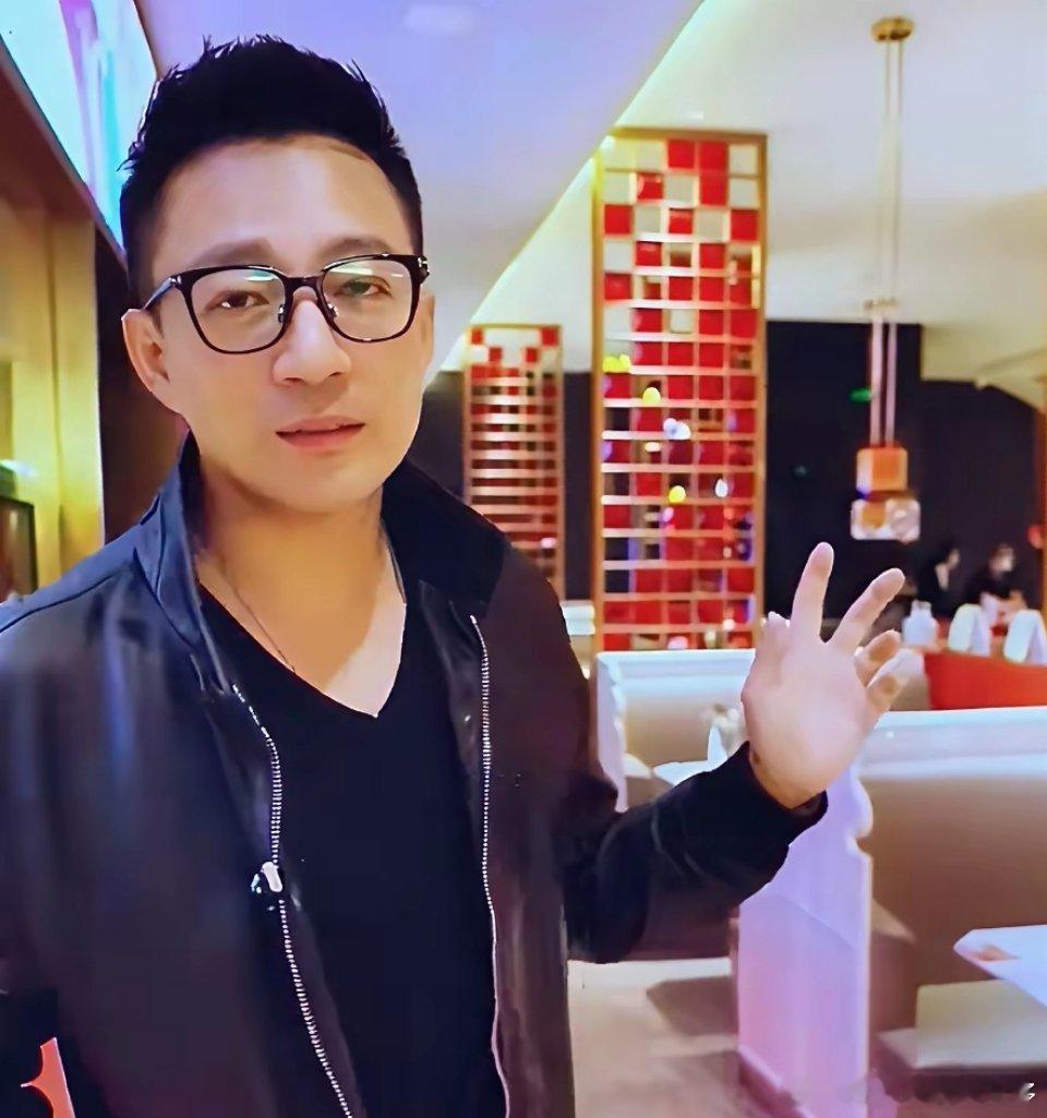 张兰弟弟那16刀，是替她挨的。现在总有人说，张兰强势。可她背后，真的没人了。