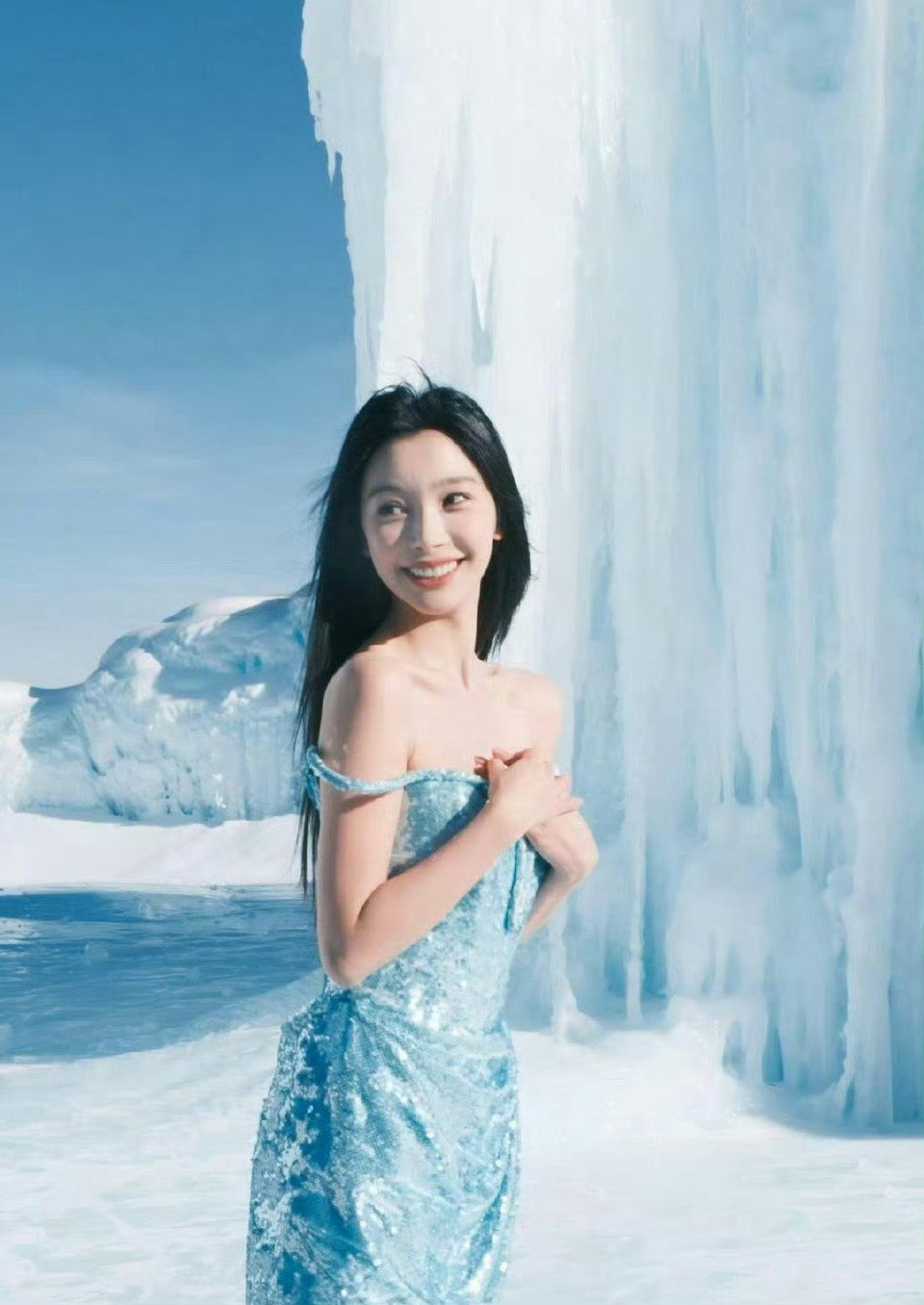 原来易梦玲这样的大美女拍照也和普通人一样，天冷拍照只拍上半身，中国女人一生都在努