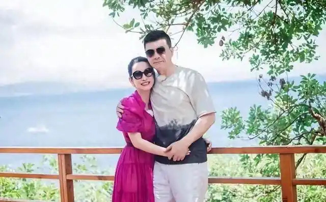 47岁秦海璐挑战玫红裙，状态嫩到不像话，嫁对人才是顶级保养品