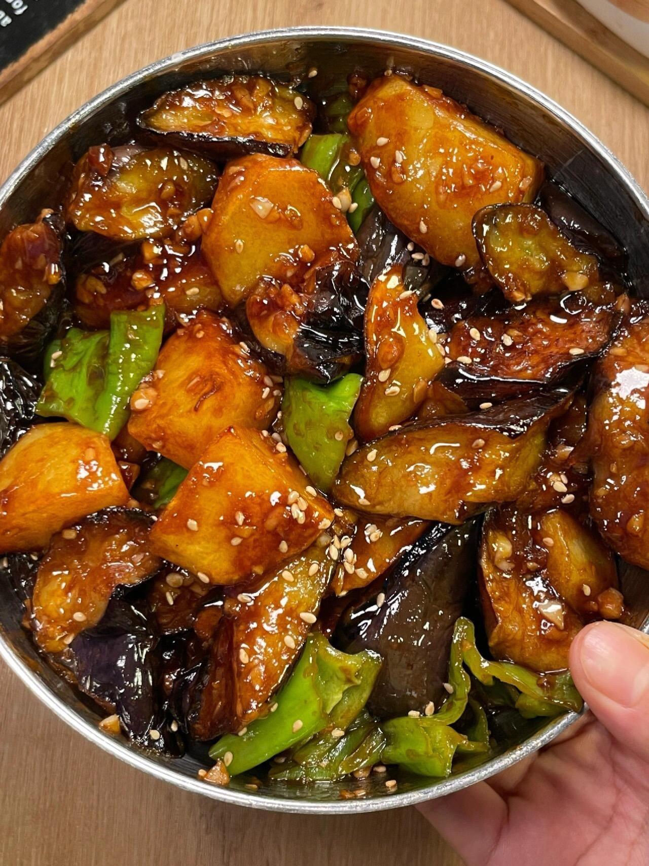 这个地三鲜真的一绝，巨巨巨好吃！