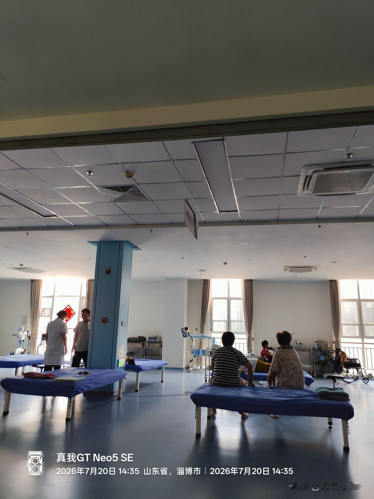 在康复治疗大厅里，发现一个残酷的事实:脑梗偏瘫的男人大约占70%，而且在60岁以